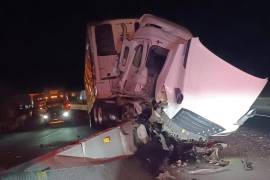 El Freightliner terminó contra una barrera de contención tras el impacto lateral.