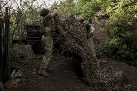 Militares ucranianos de la 24.ª Brigada Mecanizada que lleva el nombre del rey Daniel preparándose para disparar un mortero en la línea del frente en un lugar no revelado en la región de Donetsk, Ucrania.