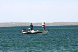 Buscan a dos pescadores desaparecidos en presa La Amistad, en Acuña