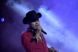 Espinoza Paz no teme perder la voz: &quot;A mí me escuchan por el sentimiento&quot;