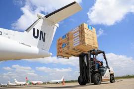 Trabajadores cargan suministros de emergencia de la OMS en un avión de la ONU en Nairobi, Kenia, mientras se envía ayuda urgente al este de la República Democrática del Congo.
