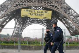 Greenpeace cuelga en la Torre Eiffel manta contra Le Pen