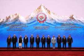 Los líderes de Bielorrusia, Irán, Kazajistán, China, Rusia, Pakistán, Tayikistán y Uzbekistán posan para una foto antes de una sesión de la cumbre de la Organización de Cooperación de Shanghái en Bishkek, Kirguistán