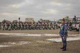 Agentes de la Guardia Nacional de México llegan a las instalaciones de la Base Aérea Militar número 12. La GN reforzó la seguridad contra el tráfico de drogas y personas en Tijuana, fronteriza con San Diego.