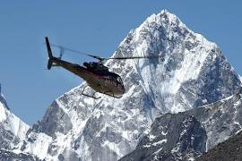 El incidente ocurrió cuando un helicóptero de la compañía Manang Air volaba de regreso a Katmandú, capital de Nepal, luego de completar un recorrido de apreciación en el Everest.
