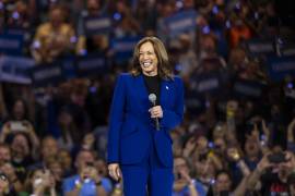 La candidata presidencial demócrata a la vicepresidenta de Estados Unidos, Kamala Harris, habla durante un mitin de campaña en el Fiserv Arena en Milwaukee, Wisconsin.