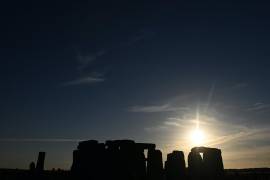 El sol se pone durante las celebraciones del solsticio de verano en el antiguo monumento de Stonehenge en Wiltshire, Gran Bretaña.