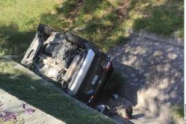 De lo que fuera un reporte de volcadura al poniente de Monterrey, Nuevo León, se tornó en un crimen que cobraría la vida de la víctima y el agresor con horas de diferencia.