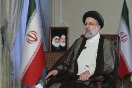 En esta foto publicada por la oficina de la presidencia iraní, el presidente Ebrahim Raisi habla durante una entrevista en directo emitida por la televisión estatal el lunes 18 de octubre de 2021, en Teherán, Irán.