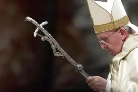 El papa Francisco sufre una neumonía bilateral que requiere tratamiento farmacológico adicional al que se utiliza para la infección polimicrobiana y su cuadro clínico sigue siendo “complejo”.