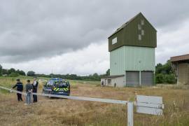 La policía francesa vigila un silo agrícola donde ayer se encontró un cuerpo durante la búsqueda de Lyhanna, la niña desaparecida de 11 años, en Puycasquier, suroeste de Francia.