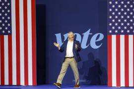 El candidato demócrata a la vicepresidencia y gobernador de Minnesota, Tim Walz, su esposa, Gwen, y su hijo, Gus, acudieron a un centro de votación de St. Paul.