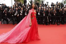 Su presencia en las pasarelas de diseñadores como Versace, Chanel y Dior, así como en campañas publicitarias de alto perfil, la catapultaron al estrellato.
