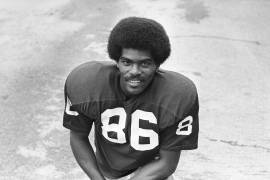 El jugador de fútbol de los St. Louis Cardinals, Marlin Briscoe (86), se muestra en agosto de 1975. Marlin Briscoe, el primer mariscal de campo titular negro en la Liga de Fútbol Americano.