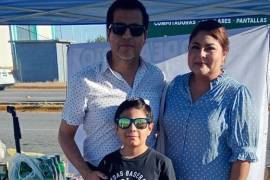 Voluntarios acuñenses recolectan víveres en la Macroplaza para enviar al estado de Veracruz.