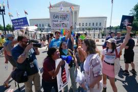 Manifestantes contra el aborto, centro izquierda, discuten con activistas por el derecho al aborto frente a la Corte Suprema en Washington.