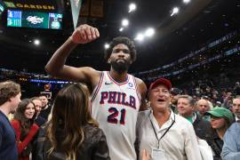 Joel Embiid y Tyrese Maxey lideraron a los Sixers en una noche histórica en Boston, donde Filadelfia eliminó a los Celtics tras remontar una serie que perdía 3-1.