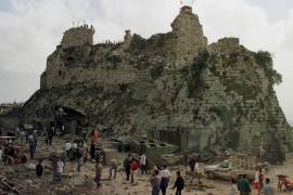Vecinos inspeccionan los daños en el castillo de Beaufort, 10 kilómetros (6 millas) al noroeste de la localidad comercial de Nabatiyeh, en el sur de Líbano.
