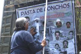 Viudas y familiares de los mineros atrapados en Pasta de Conchos se reúnen frecuentemente para ser informados sobre los avances en las labores de rescate e identificación.