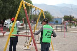 Trabajadores municipales aplicaron pintura en juegos infantiles y bancas de la plaza del fraccionamiento El Toreo para renovar la imagen del espacio público y hacerlo más seguro para las familias.
