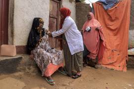 Misra Yusuf, en el centro, trabajadora sanitaria comunitaria, ausculta a una mujer embarazada en busca de síntomas de desnutrición en Fero Kebele, a las afueras de Harar, Etiopía, el 6 de septiembre de 2023.