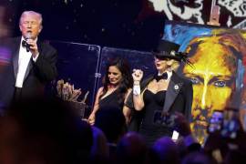 El retrato de Jesús había sido pintado en el escenario por la artista Vanessa Horabuena, quien, según el presidente, era “una de las más grandes artistas del mundo”.