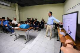 Instructores explican técnicas de primeros auxilios durante los talleres impartidos a centros de rehabilitación.