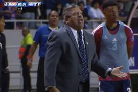 Miguel Herrera, técnico de Costa Rica, observa el campo mientras su equipo se despide de la competencia mundialista.