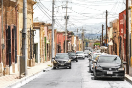 Fachadas del siglo XIX en el centro de Saltillo se ven opacadas por desarrollos modernos.