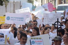 Los organizadores convocaron a guardar un minuto de silencio en memoria de las personas que han perdido la vida a causa de la violencia.