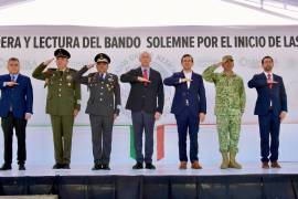 El alcalde Román Alberto Cepeda encabezó el izamiento de la Bandera Nacional en la Plaza Mayor.