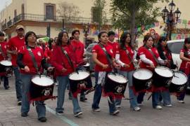 La banda de guerra y música del plantel acompañó el desfile que reunió a cerca de 700 estudiantes por las calles de Saltillo.