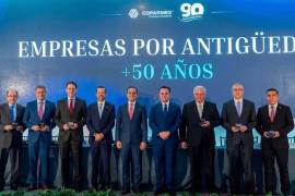 Tupy fue distinguida por sus 50 años de afiliación a Coparmex Coahuila Sureste, como parte de la celebración por el 90 aniversario del organismo empresarial. FOTO: CORTESÍA