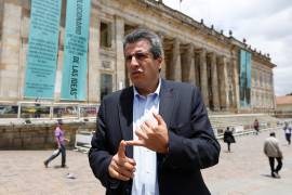 El senador colombiano Luis Fernando Velasco habla con la prensa afuera del Congreso en Bogotá, Colombia, el 23 de abril de 2015. FOTO: