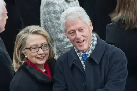 El expresidente de Estados Unidos Bill Clinton y la exsecretaria de Estado Hillary Clinton fueron citados este martes a comparecer próximamente ante la Cámara de Representantes por la investigación del caso de Jeffrey Epstein, acusado de pederastia.