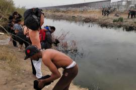 Migrantes se preparan para cruzar el Río Bravo hacia Estados Unidos, donde arrecian cada vez más las posturas antimigrantes.