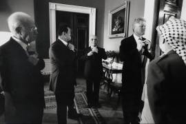 El presidente palestino Yasser Arafat, el primer ministro israelí Isaac Rabin y el presidente estadounidense Bill Clinton, antes de la ceremonia de la firma de los Acuerdos de Oslo en la Casa Blanca, en Washington.