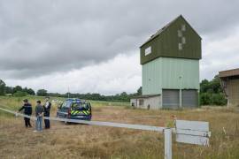 La policía francesa vigila un silo agrícola donde ayer se encontró un cuerpo durante la búsqueda de Lyhanna, la niña desaparecida de 11 años, en Puycasquier, suroeste de Francia.