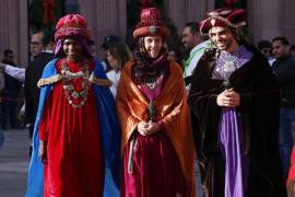 La tarde del sábado 6 de enero, los tres reyes magos aparecieron en la Plaza de Armas de Saltillo, para beneplácito de los pequeños que acompañaban a sus padre en el evento de la mega Rosca de Reyes.