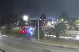 La patrulla municipal dio varias vueltas tras ser impactada por el automóvil particular en el cruce del bulevar República y la avenida Fidel Villarreal.