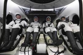 Los cuatro tripupulantes dentro de la nave espacial SpaceX Dragon Endeavour a bordo de la nave de recuperación SpaceX MEGAN, poco después de haber aterrizado frente a la costa de Pensacola, Florida.