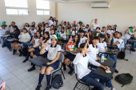 Estudiantes participan en talleres creativos durante la Semana “Lobezno”.