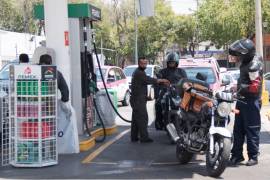En México el precio de las gasolinas es determinado en el principal mercado de combustibles de Nueva York, por lo que su cotización está sujeta a la oferta y demanda, en la que se incluye la cotización del peso respecto al dólar.