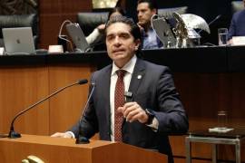 El senador Luis Fernando Salazar Fernández durante su intervención en el Senado, donde votó a favor de la reforma de nacionalidad única.