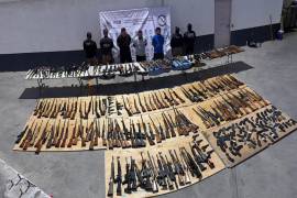 Autoridades decomisaron 210 armas de fuego y detuvieron a tres hombres en Sabinas Hidalgo, Nuevo León, por presunto tráfico de armamento desde Texas.