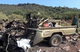 Una captura de pantalla de un vídeo difundido por Al-Masirah, muestra a un combatiente hutí inspeccionando un camión destruido durante una ofensiva contra las fuerzas yemeníes en Taiz, Yemen.
