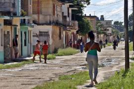 Personas caminan por una calle en el poblado de Cárdenas, Cuba.