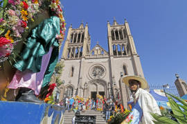La clase trabajadora demuestra su fe, peregrinando dos horas para ver a la Virgen de Guadalupe en Saltillo