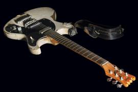 En esta foto de agosto de 2021 proporcionada por la casa de subastas con sede en Boston RR Auction, la guitarra eléctrica Mosrite Ventures II de 1965 que tocaba Johnny Ramone. AP/Nikki Brickett/RR Auction