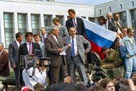 En esta fotografía de archivo del lunes 19 de agosto de 1991, Boris Yeltsin, presidente de la Federación de Rusia, pronuncia un discurso desde lo alto de un tanque frente al edificio del parlamento ruso en Moscú, Rusia. AP